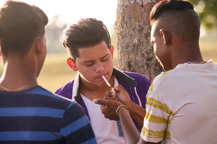 adolescentes fumando marihuana
